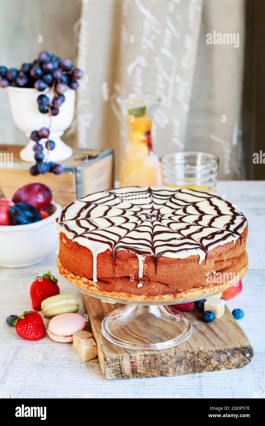 Halloween Schokolade Spinne Web Kuchen und verschiedene Früchte herum. Party Dessert Stockfoto