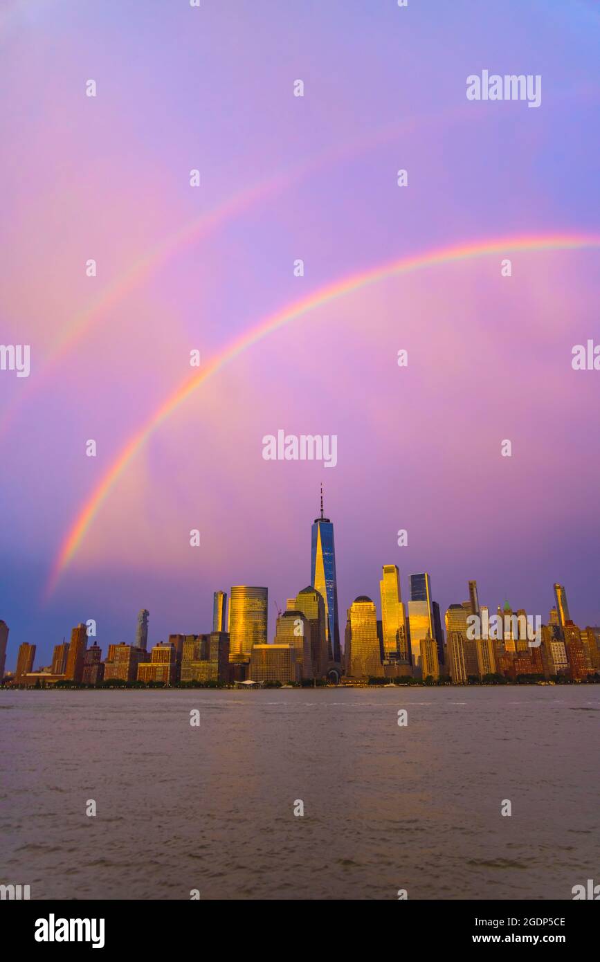 Rainbow erscheint nach dem Gewitter über dem Wolkenkratzer von Lower Manhattan. Stockfoto