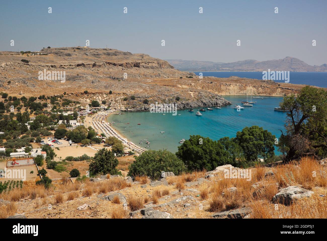 Lindos Strandlandschaft mit Ägäis und Felsen in Griechenland. Wunderschöne Aussicht auf die griechische Küste in Rhodos. Stockfoto