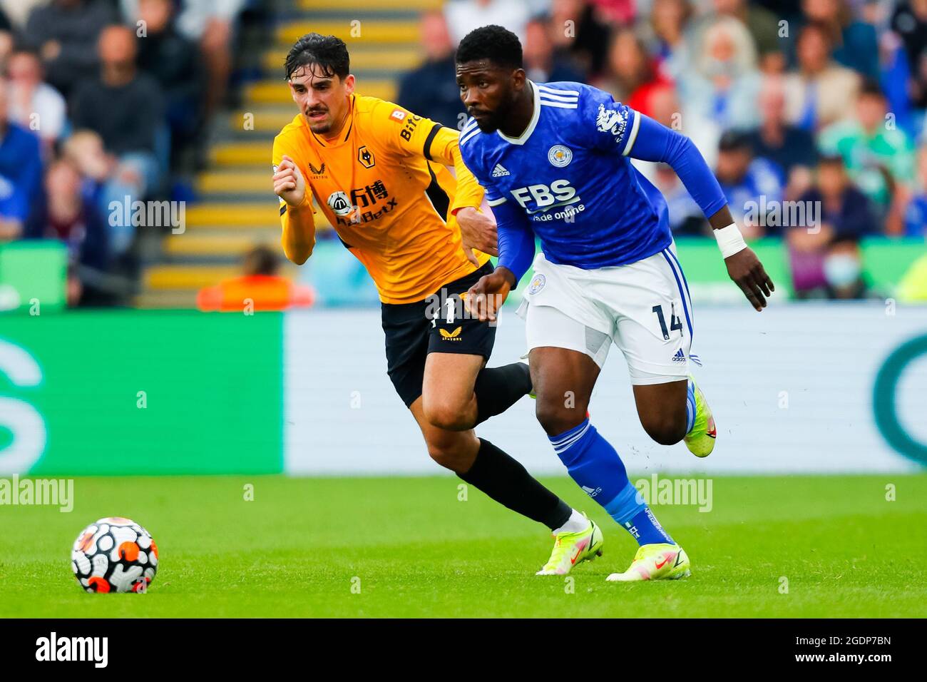 King Power Stadium Leicester Grossbritannien August 2021 Premier League Football Leicester City Gegen Wolverhampton Wanderers Kelechi Iheanacho Von Leicester City Versucht Francisco Trincao Von Wolverhampton Wanderers Zu Schlagen Credit Action