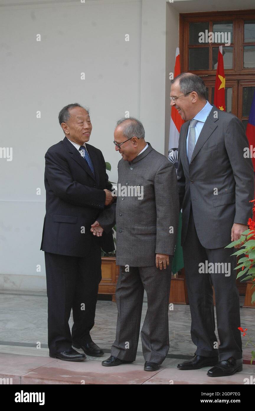 Der indische Außenminister Pranab Mukherjee (Mitte) mit seinen Amtskollegen aus China Li Zhaoxing und Russland Sergai Lawrow in Neu-Delhi, Indien. Foto Stockfoto