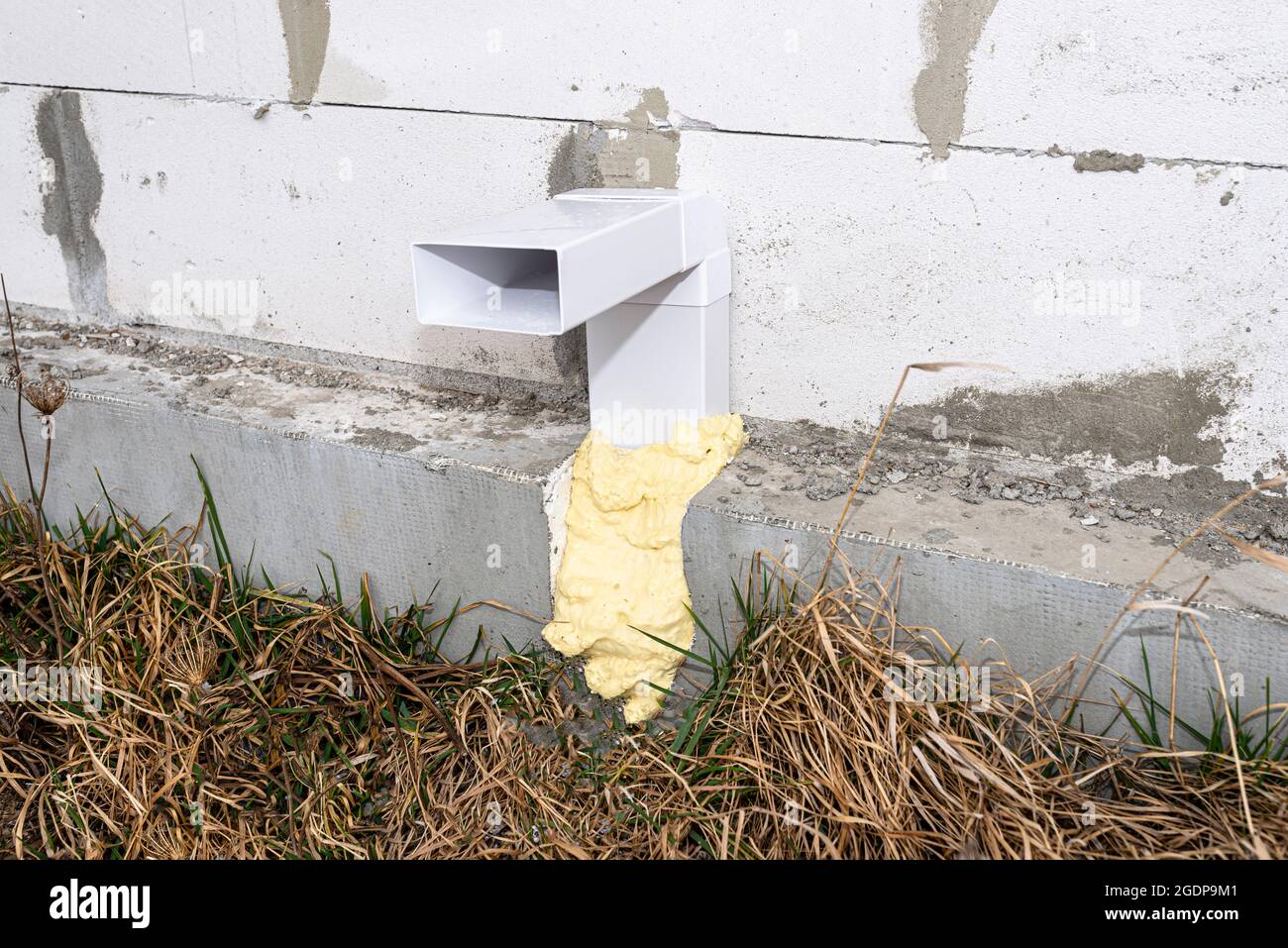 Luftansaugung aus dem Herrenhaus zum Kamin mit geschlossener Brennkammer,  einem Kunststoffrohr in der Wand des Gebäudes Stockfotografie - Alamy