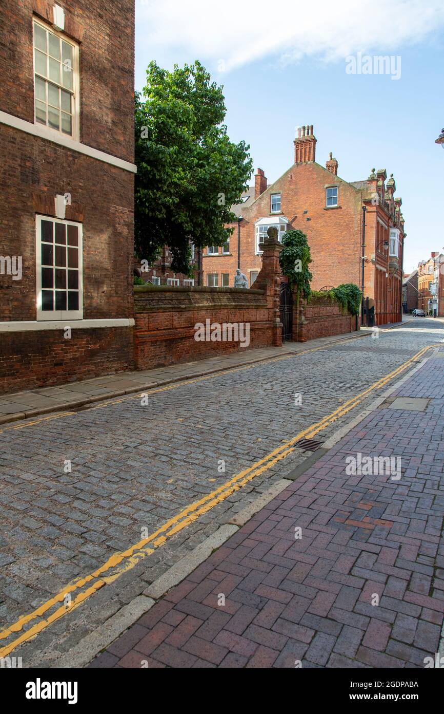 Die Old High Street in der Nähe des Wilberforce House, dessen alte Maulbeere über der Straße hängt, Kingston upon Hull, East Yorkshire, Großbritannien Stockfoto