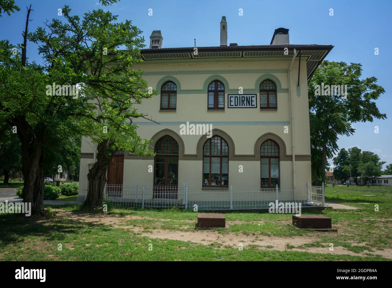 Blick auf das alte historische Bahnhofsgebäude, das Rektorengebäude der Trakya Universität.Edirne, Türkei Stockfoto