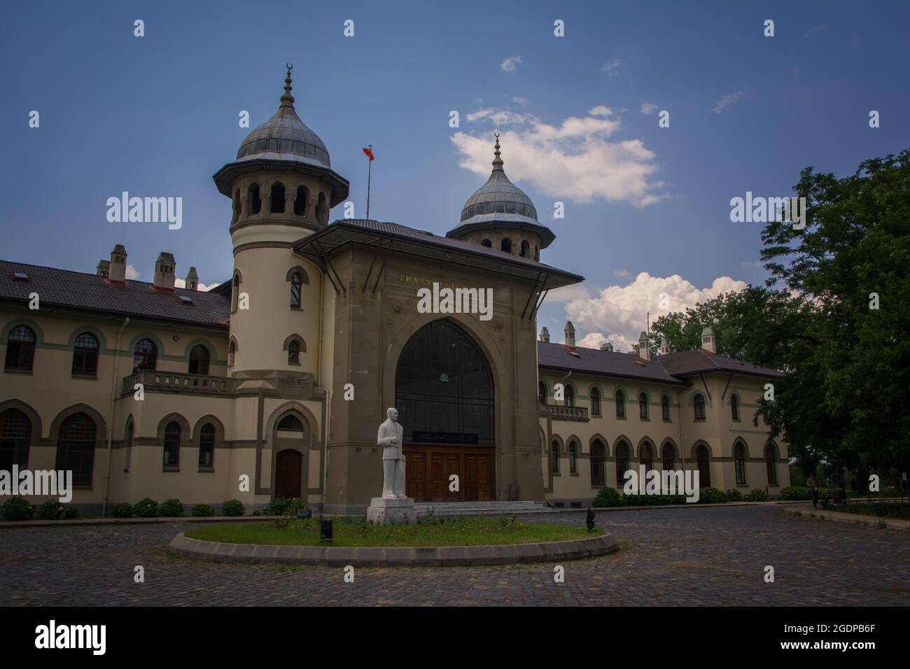 Blick auf das alte historische Bahnhofsgebäude, das Rektorengebäude der Trakya Universität.Edirne, Türkei Stockfoto