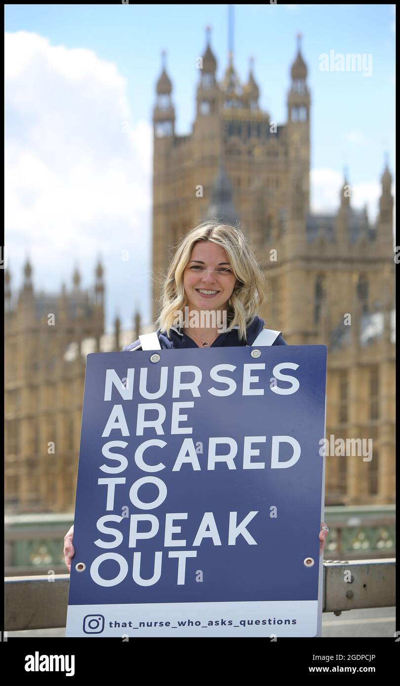 London, Großbritannien. Mai 2021. Jenna Platt vor dem Palast von Westminster gesehen Jenna ist derzeit in einem Sandwich-Brett durch Großbritannien unterwegs, das die Debatte anregt, und besucht alle 69 Städte, um zu zeigen, wie Covid Care Krankenschwestern unglücklich und zu ängstlich gemacht hat, um die Politik aus Angst vor dem Verlust ihres Arbeitsplatzes in Frage zu stellen. Einige Gesundheitshelfer haben von Mobbing, Nötigung und Verdrängung gesprochen. Viele haben das Gefühl, dass sie, wenn sie Fragen stellen, als Teil des Problems angesehen werden. Jenna überreichte dem Nursing Midwifery Council in London ein Beschwerdebrief, bevor sie sich auf ihre Stadtrundfahrt begab, fragen Sie Stockfoto