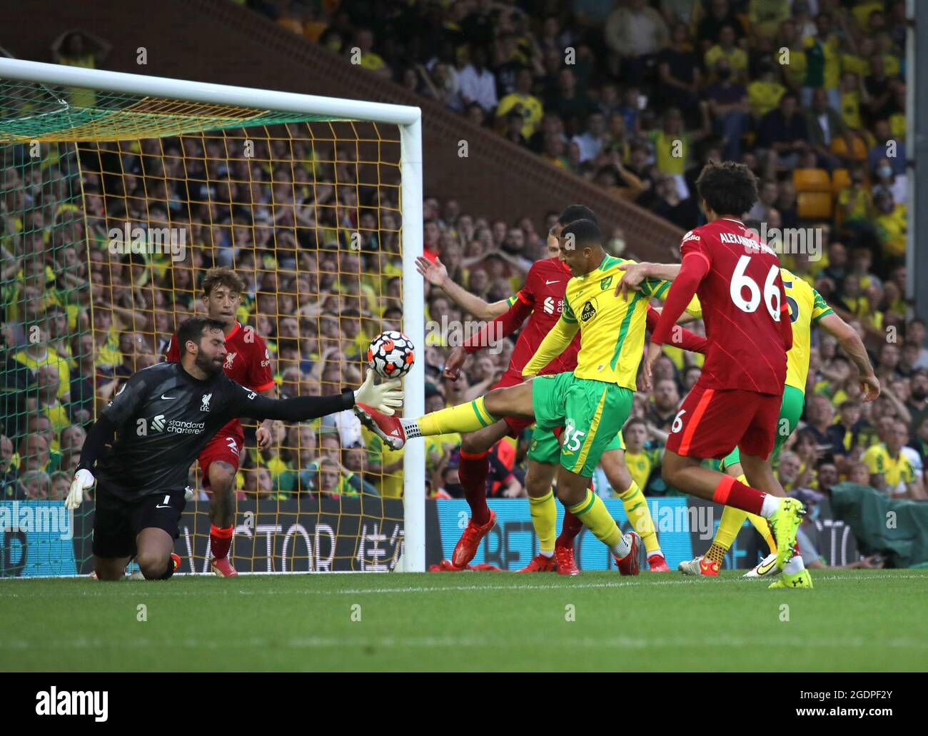 Norwich, Großbritannien. August 2021. Alisson Becker (L) macht einen Spätscharf beim Norwich City gegen Liverpool, dem Spiel der englischen Premier League, in der Carrow Road, Norwich. Kredit: Paul Marriott/Alamy Live Nachrichten Stockfoto