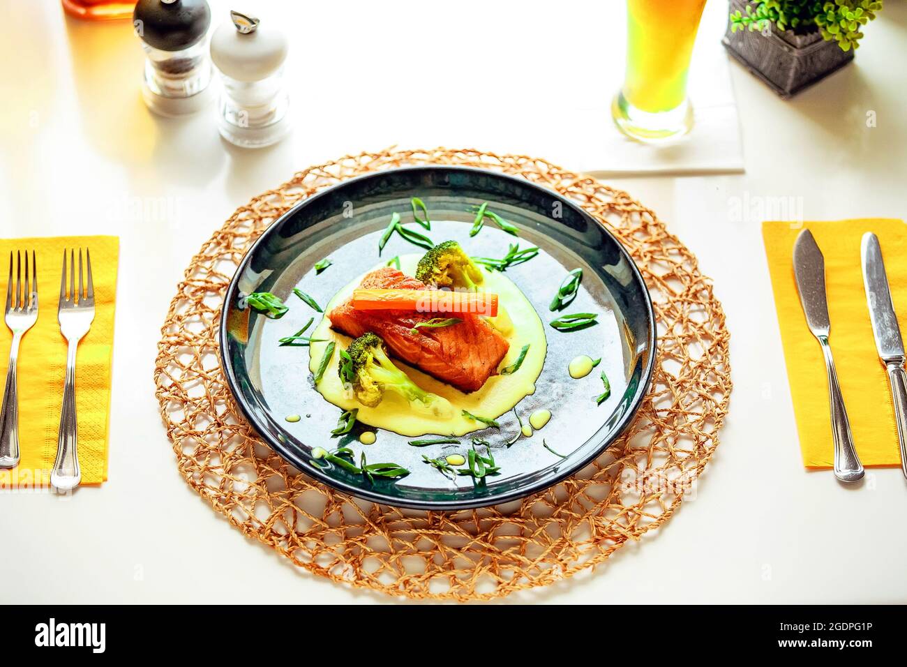 Lachsfisch mit Brokkoli in weißer Sauce Stockfoto