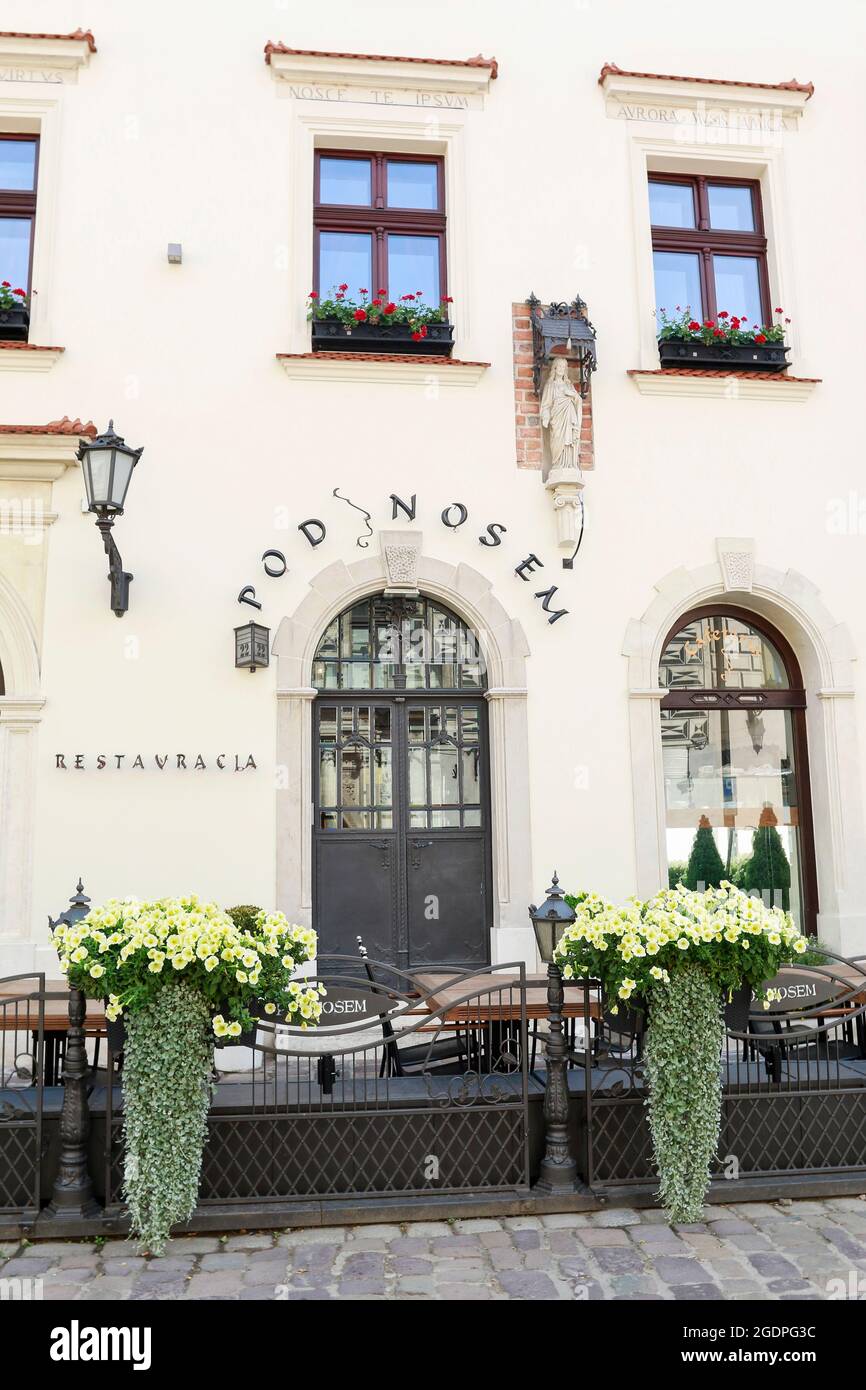 Alte Stadtstraße in Krakau, Polen. Im Sommer Restaurant im Freien. Stockfoto