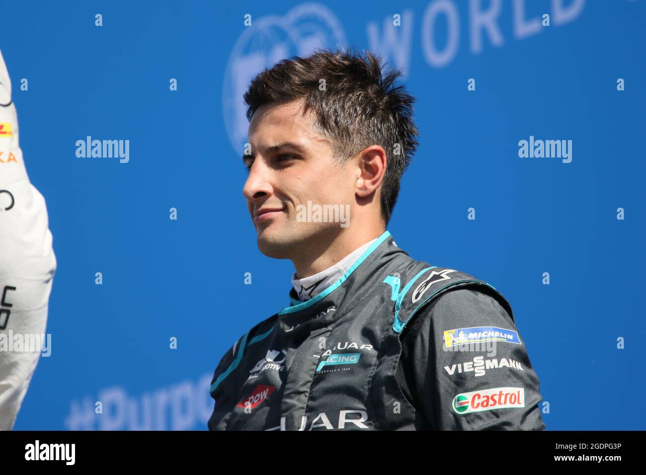 08/14/2021, Berlin, Deutschland, Mitch Evans (NZL) bei der Preisverleihung. Lucas Di Grassi vom Team Audi Sport Abt Schaeffler gewinnt den 14. Lauf beim BMW i Berlin E-Prix 2021 präsentiert von CBMM Niobium. Edoardo Mortara (SUI) vom Team ROKIT Venturi Racing gewinnt den zweiten Platz und Mitch Evans (NZL) vom Team Jaguar Racing den dritten Platz. Die Formel E wird am 14. Und 15. August zum siebten Mal in einem Doppelrennen in Berlin sein. Stockfoto