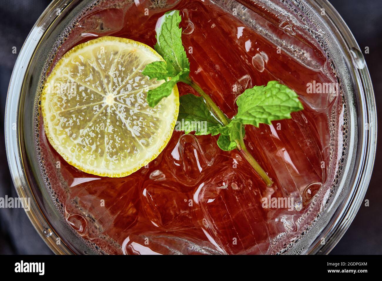 Mocktail - Erdbeersode mit Zitronenscheibe und Minzblatt. Stockfoto