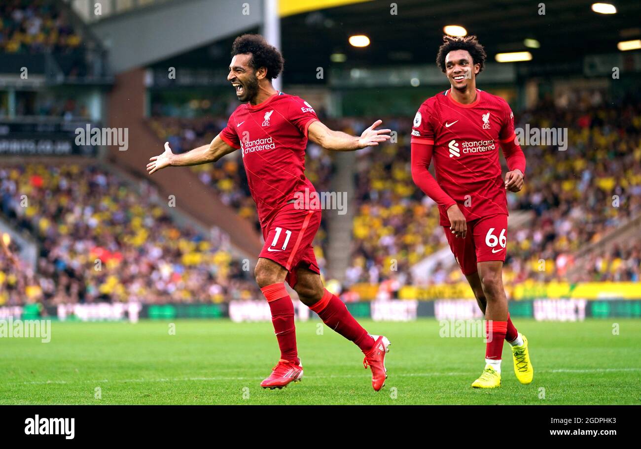 Mohamed Salah aus Liverpool (links) feiert mit Trent Alexander-Arnold, nachdem sie während des Premier League-Spiels in der Carrow Road, Norwich, das dritte Tor ihrer Seite erzielt hatte. Bilddatum: Samstag, 14. August 2021. Stockfoto