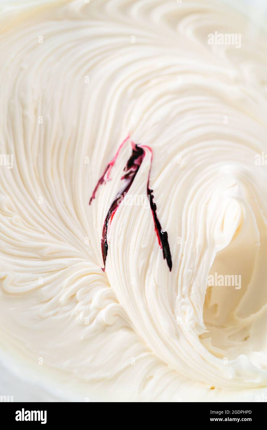 Nahaufnahme. Mischen in rosa Lebensmittelfarbe zu einer Vanille Buttercreme  Zuckerguss für die Dekoration funfettti bunt Kuchen Stockfotografie - Alamy