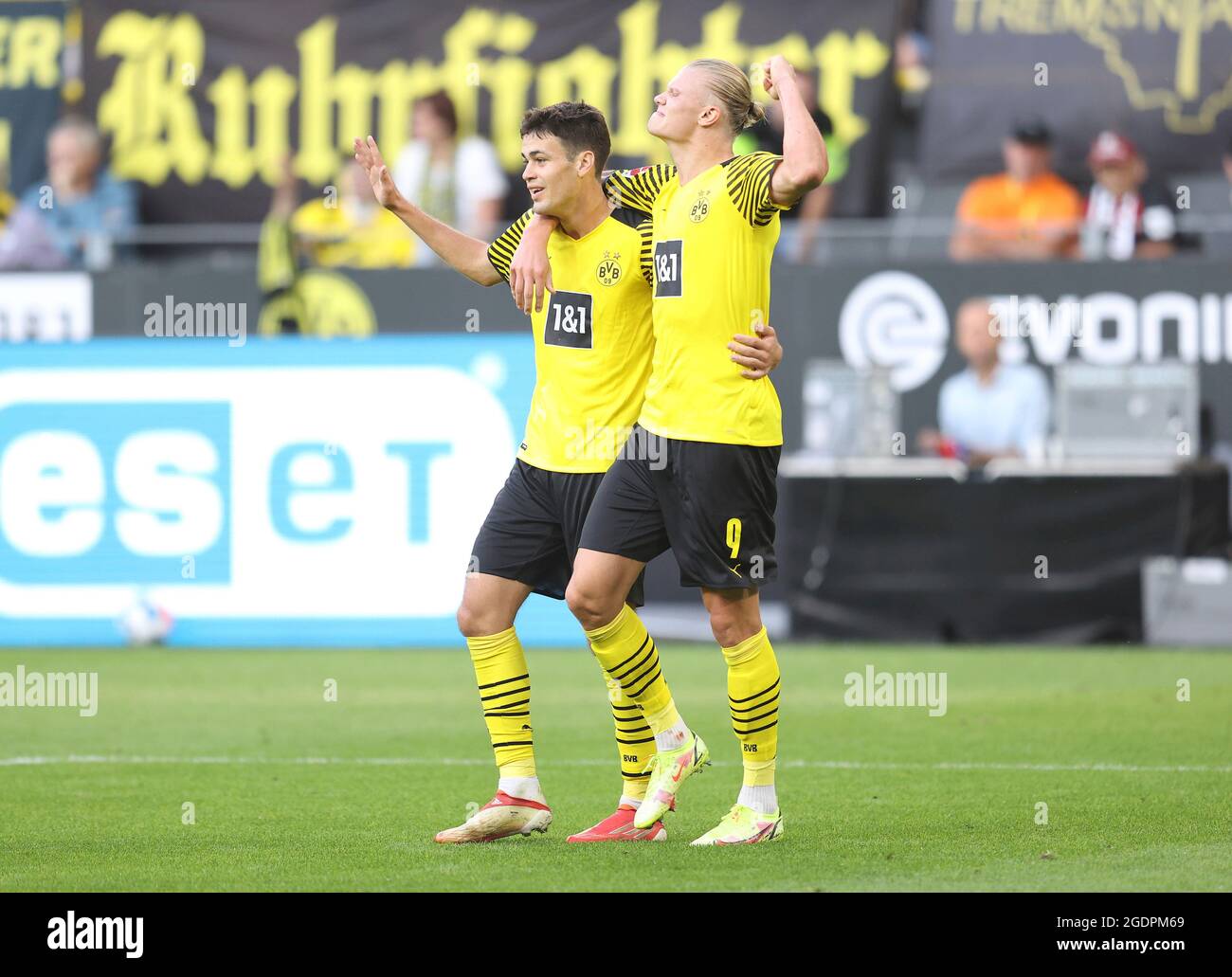 Dortmund, Deutschland. 14. August 2021. firo 1. Bundesliga. 2021/2022 Fußball: Fußball: 14.08.2021 BVB Borussia Dortmund - Eintracht Frankfurt Gio Reyna, Jubel, Jubel, nach, seine, Ziel, für, 4: 1, mit, und, Erling Haaland www.firosportphoto.de, Copyright by firo sportphoto: Coesfelder Str. 207 D-48249 DvÂºlmen www.firosportphoto.de mail@firosportphoto.de Kontodetails: (V olksbank B ochum - W itten) IBAN: DE68430601290341117100 BIC: GENODEM1BOC Tel: â¬Â † 49-2594-9916004 Fax : Â¬Â † 49-2594-9916005 Credit: dpa/Alamy Live News Stockfoto