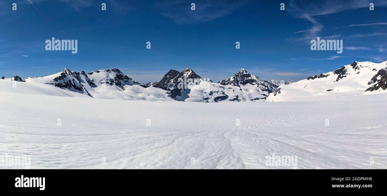 Skitour auf dem schneebedeckten Gletscher im Winter.Hufifirn claridenfirn.in der Nähe der SAC Plaruna Hütte. Blick auf den Bocktschingelgrat Stockfoto
