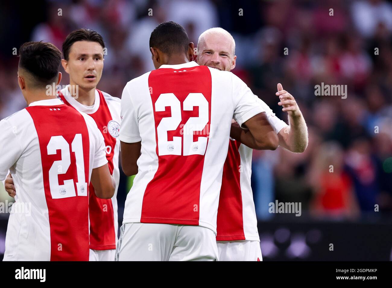 AMSTERDAM, NIEDERLANDE - 14. AUGUST: Sebastien Haller von Ajax feiert das erste Tor seiner Seite mit Davy Klaassen von Ajax während des niederländischen Eredivisie-Spiels zwischen Ajax und N.E.C. in der Johan Cruijff Arena am 14. August 2021 in Amsterdam, Niederlande (Foto: Herman Dingler/Orange Picts) Stockfoto