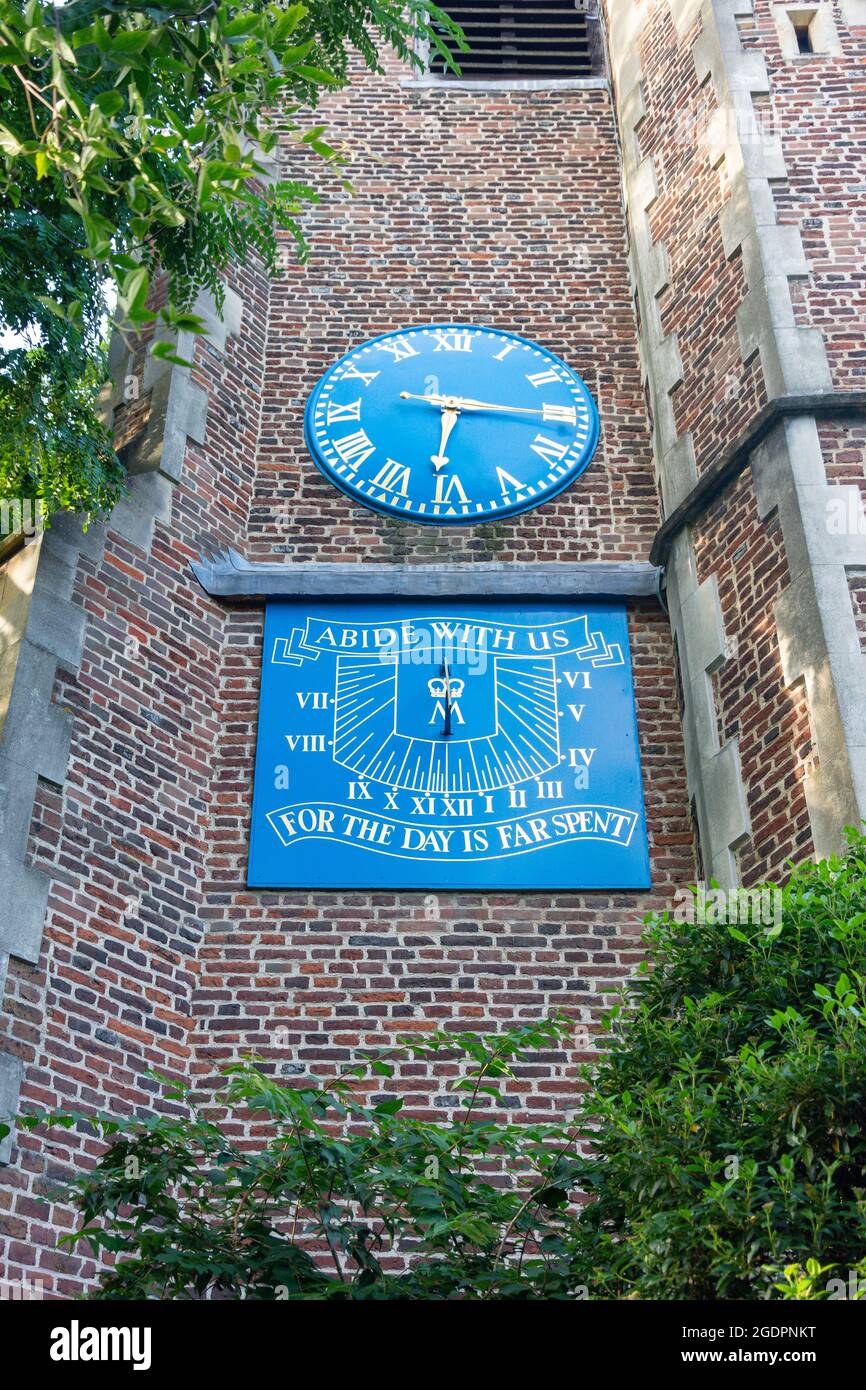 Uhr und Sonnenuhr, St. Mary's Barnes, Church Road, Barnes, London Borough of Richmond upon Thames, Greater London, England, Vereinigtes Königreich Stockfoto