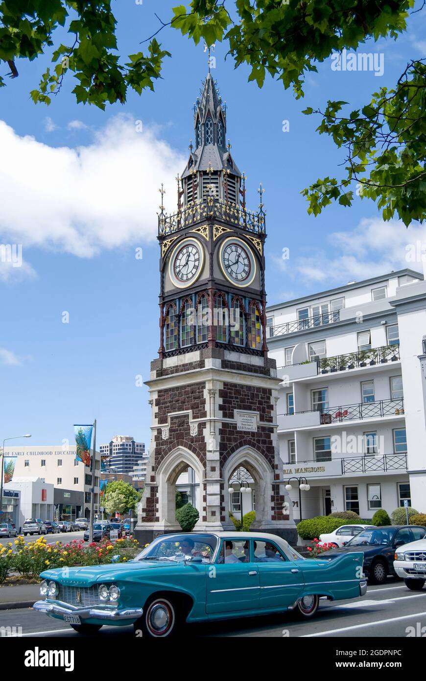 Klassisches amerikanisches Plymouth-Auto, das den Victoria Clock Tower, die Victoria Street, Christchurch, Canterbury, Neuseeland passiert Stockfoto