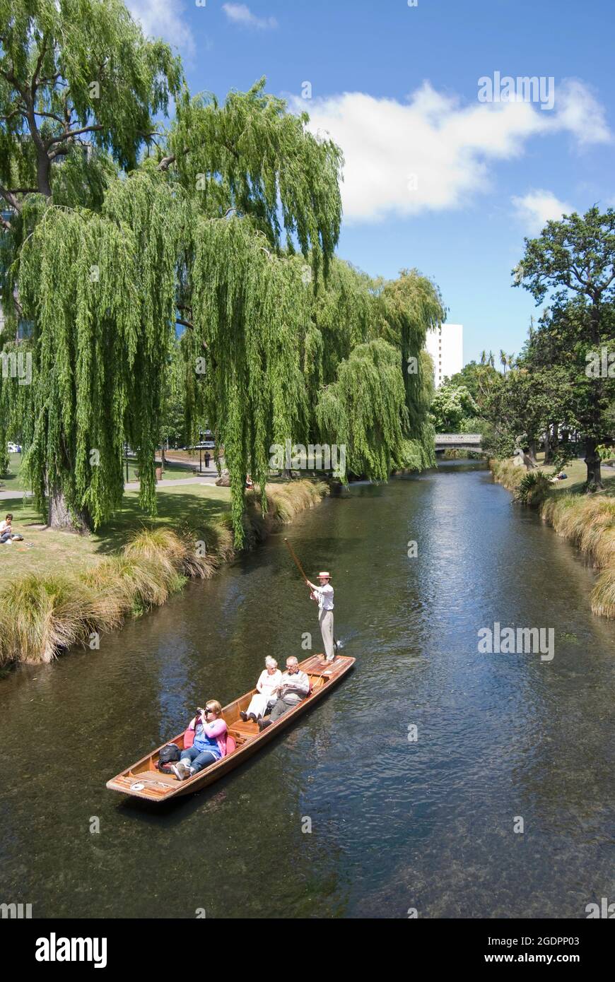 Stechkahn fahren am Fluss Avon von Durham Street Bridge, Christchurch, Canterbury, Neuseeland Stockfoto
