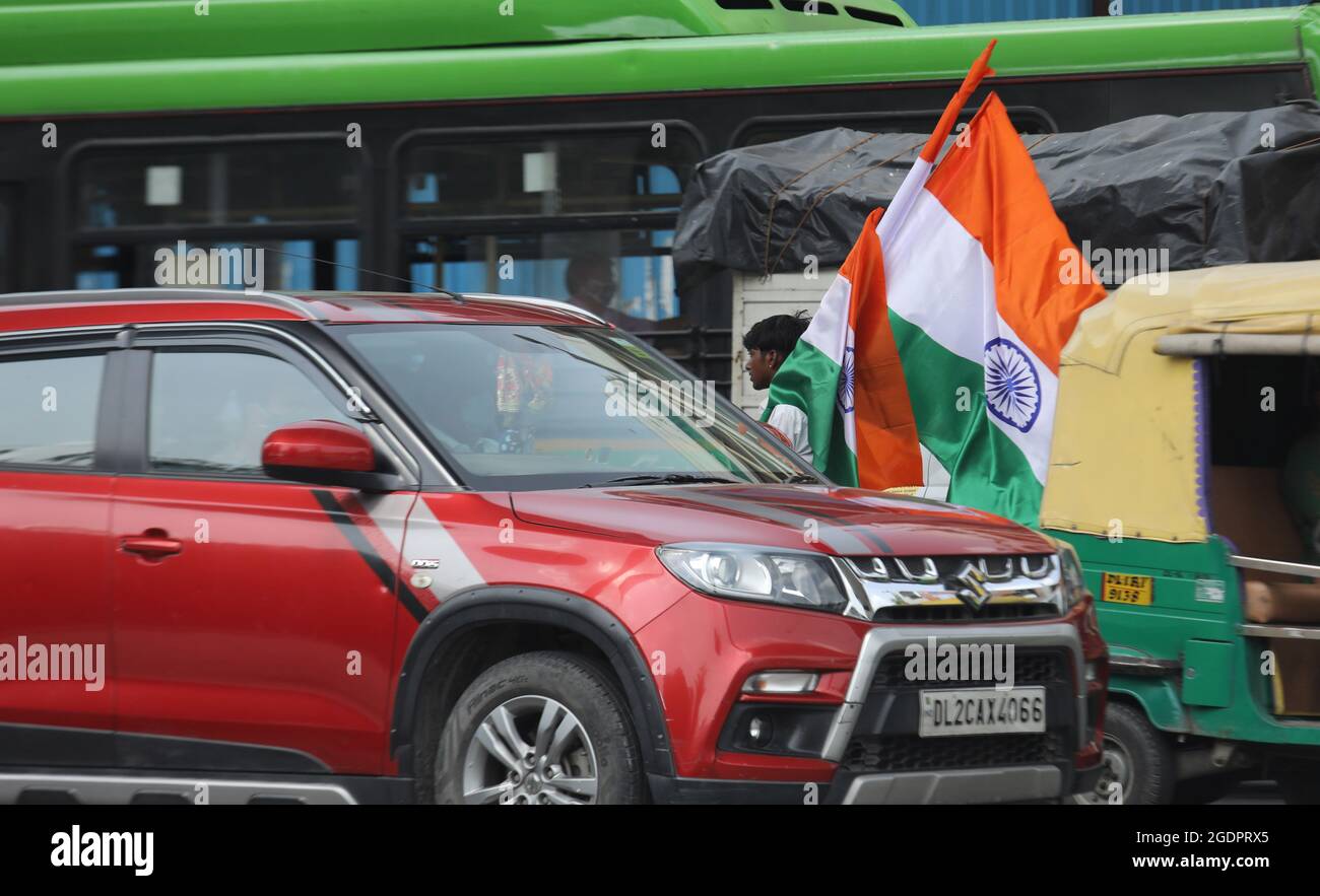 Neu-Delhi, Indien. August 2021. Ein Straßenhändler verkauft indische Nationalflaggen am Straßenrand vor den Feierlichkeiten zum 75. Indischen Unabhängigkeitstag.der indische Premierminister Narendra Modi wird am 15. August (Sonntag) von den Wällen des historischen Roten Forts aus das Land ansprechen, um die 75 Jahre Unabhängigkeit zu feiern. Kredit: SOPA Images Limited/Alamy Live Nachrichten Stockfoto
