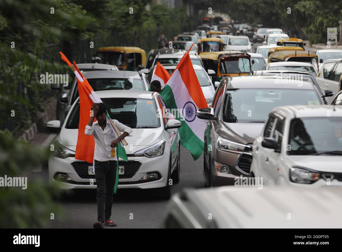 Neu-Delhi, Indien. August 2021. Ein Straßenhändler verkauft indische Nationalflaggen am Straßenrand vor den Feierlichkeiten zum 75. Indischen Unabhängigkeitstag.der indische Premierminister Narendra Modi wird am 15. August (Sonntag) von den Wällen des historischen Roten Forts aus das Land ansprechen, um die 75 Jahre Unabhängigkeit zu feiern. Kredit: SOPA Images Limited/Alamy Live Nachrichten Stockfoto