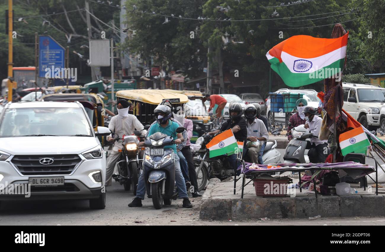 Neu-Delhi, Indien. August 2021. Ein Straßenhändler verkauft indische Nationalflaggen am Straßenrand vor den Feierlichkeiten zum 75. Indischen Unabhängigkeitstag.der indische Premierminister Narendra Modi wird am 15. August (Sonntag) von den Wällen des historischen Roten Forts aus das Land ansprechen, um die 75 Jahre Unabhängigkeit zu feiern. Kredit: SOPA Images Limited/Alamy Live Nachrichten Stockfoto