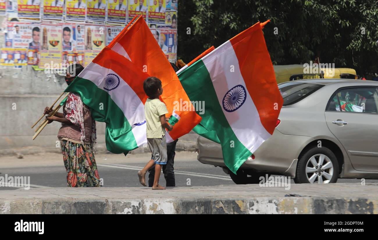 Neu-Delhi, Indien. August 2021. Straßenhändler verkaufen indische Nationalflaggen am Straßenrand vor den Feierlichkeiten zum 75. Unabhängigkeitstag.der indische Premierminister Narendra Modi wird am 15. August (Sonntag) von den Wällen des historischen Roten Forts aus die Nation ansprechen, um die 25 Jahre Unabhängigkeit zu feiern. Kredit: SOPA Images Limited/Alamy Live Nachrichten Stockfoto