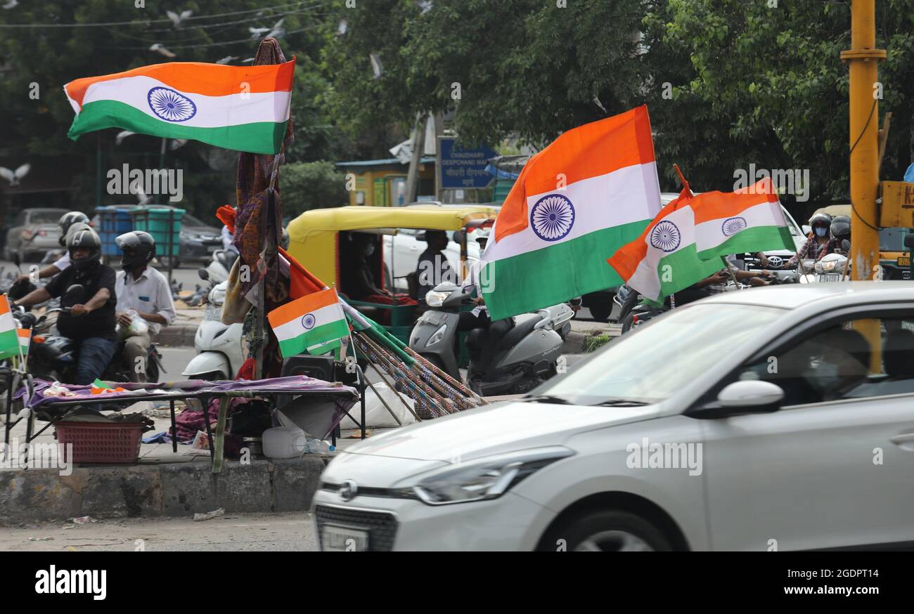 Neu-Delhi, Indien. August 2021. Ein Straßenhändler verkauft indische Nationalflaggen am Straßenrand vor den Feierlichkeiten zum 75. Indischen Unabhängigkeitstag.der indische Premierminister Narendra Modi wird am 15. August (Sonntag) von den Wällen des historischen Roten Forts aus das Land ansprechen, um die 75 Jahre Unabhängigkeit zu feiern. Kredit: SOPA Images Limited/Alamy Live Nachrichten Stockfoto