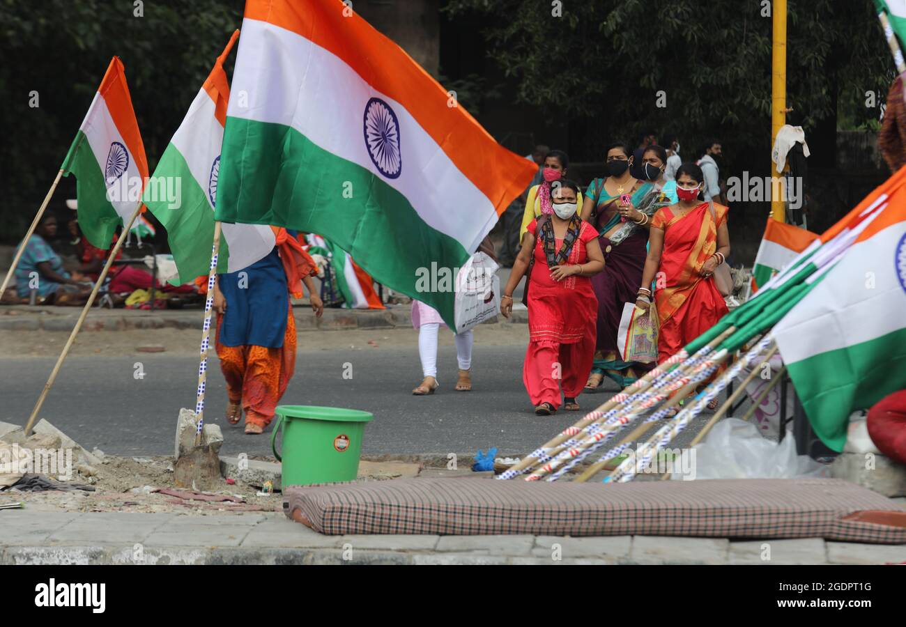 Neu-Delhi, Indien. August 2021. Indische Nationalflaggen, die vor den Feierlichkeiten zum 75. Indischen Unabhängigkeitstag am Straßenrand zu sehen sind.der indische Premierminister Narendra Modi wird am 15. August (Sonntag) von den Wällen des historischen Roten Forts aus das Land ansprechen, um die 75 Jahre Unabhängigkeit zu feiern. Kredit: SOPA Images Limited/Alamy Live Nachrichten Stockfoto