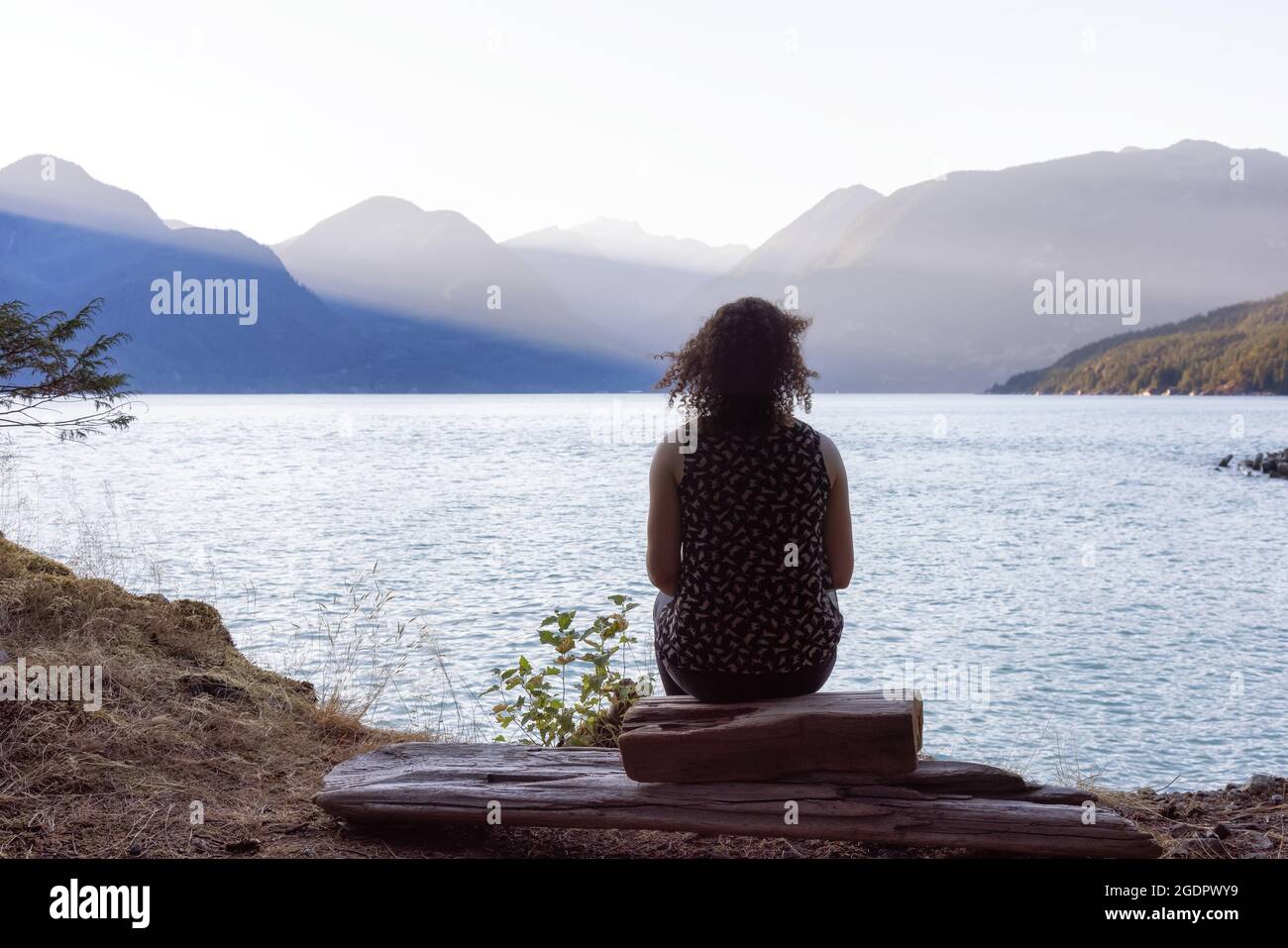 Abenteuerliche Erwachsene kaukasische Frau, die die Landschaft von Howe Sound genießt. Stockfoto