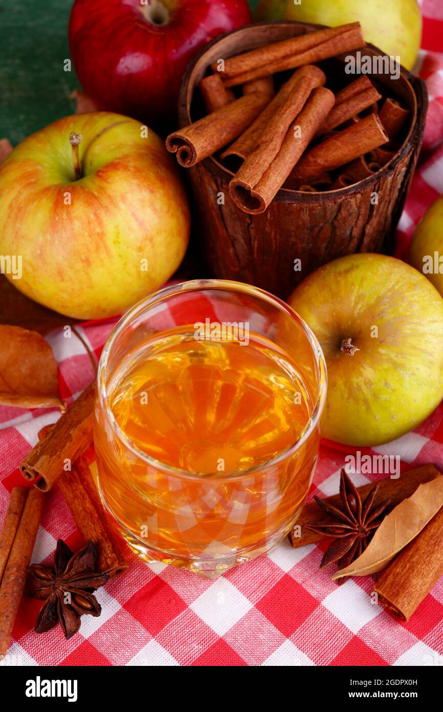 Zusammensetzung von Apple Cider in Glas mit zimtstangen, frische Äpfel ...
