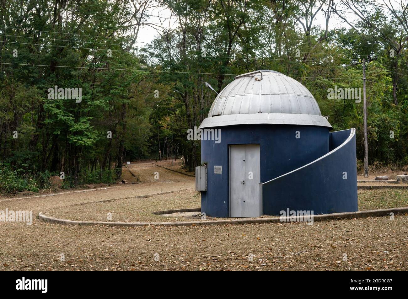 Das kleine Planetariumgebäude befindet sich in einem großen Bereich in der Mitte des Waldgartens des botanischen Gartens UFMG. Santa Ines. Stockfoto