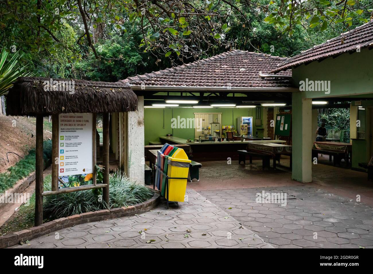Teilansicht der leeren Snackbar mitten im Botanischen Garten der Universität Minas Gerais. Das Hotel liegt im Viertel Santa Ines. Stockfoto