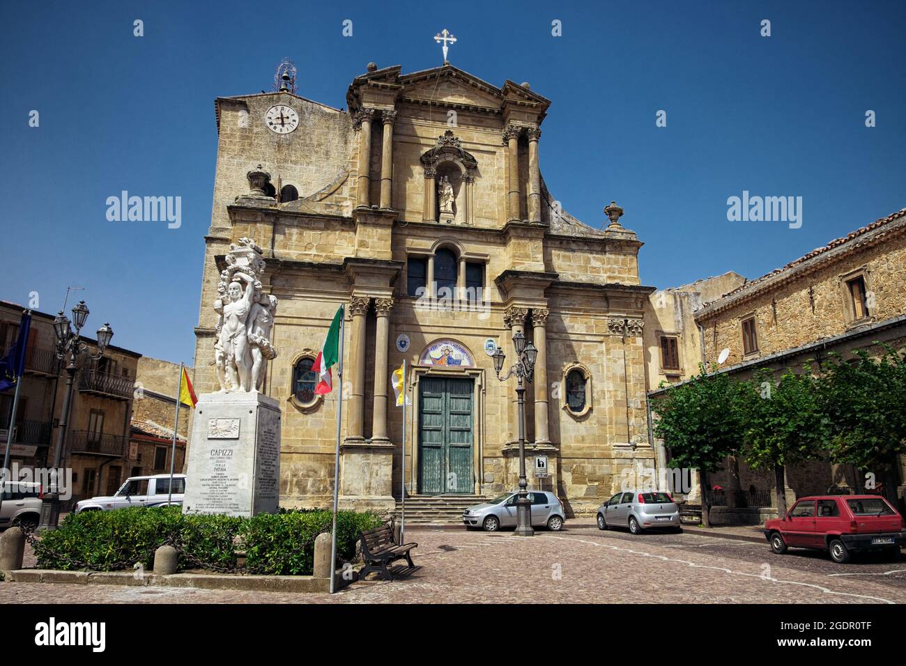 Religiöse Architektur der Altstadt von Capizzi in Sizilien Kirche und Denkmal auf dem Platz San Giacomo Stockfoto