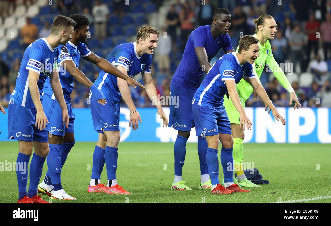 Genks Spieler feiern nach dem Gewinn eines Fußballmatches zwischen KRC Genk und Oud-Heverlee Leuven, Samstag, 14. August 2021 in Genk, am 4. Tag der 2021- Stockfoto