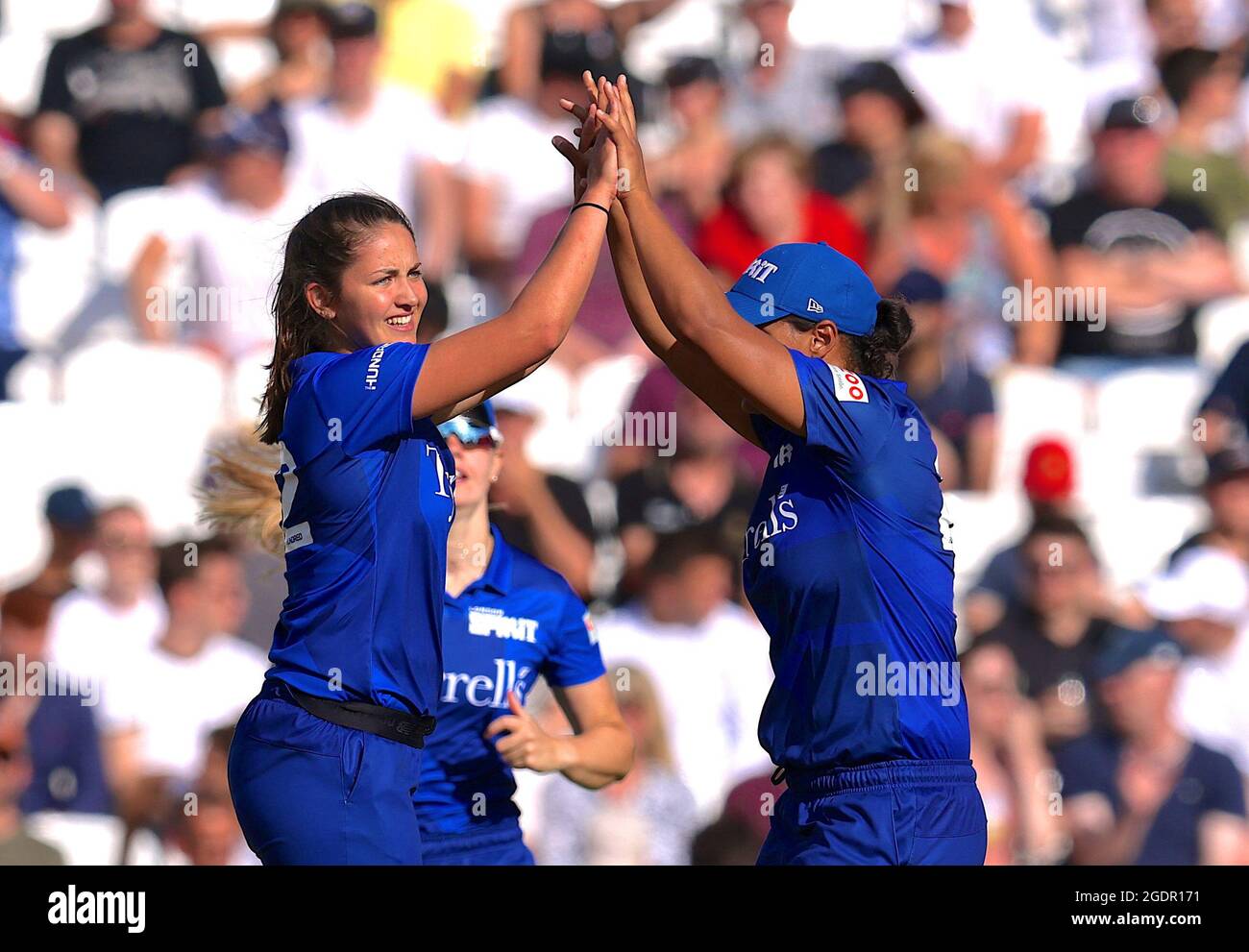 14. August 2021. London, Großbritannien. Sophie Munro von The London Spirit feiert, nachdem sie das Dickicht des Dänen Van Niekerk erhalten hat, als die Oval Invincibles beim Cricket-Wettbewerb der Hundert Frauen beim Kia Oval den London Spirit übernehmen. The Hundred ist ein brandneues Cricket-Format, das von der EZB eingeführt wurde. David Rowe/ Alamy Live News. Stockfoto