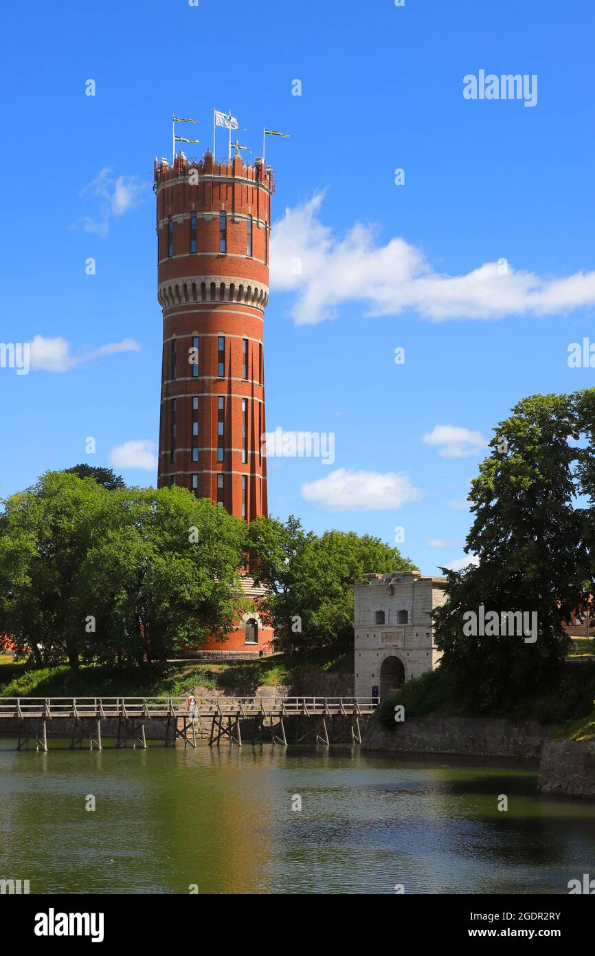 Kalmar, Schweden - 7. Juli 2020: Kalmar alter Wasserturm mit der Adresse Larmgatan 13, ein 65 m hohes Gebäude, entworfen von Hans Edlund, gebaut 1887-1900 in Gebrauch Stockfoto