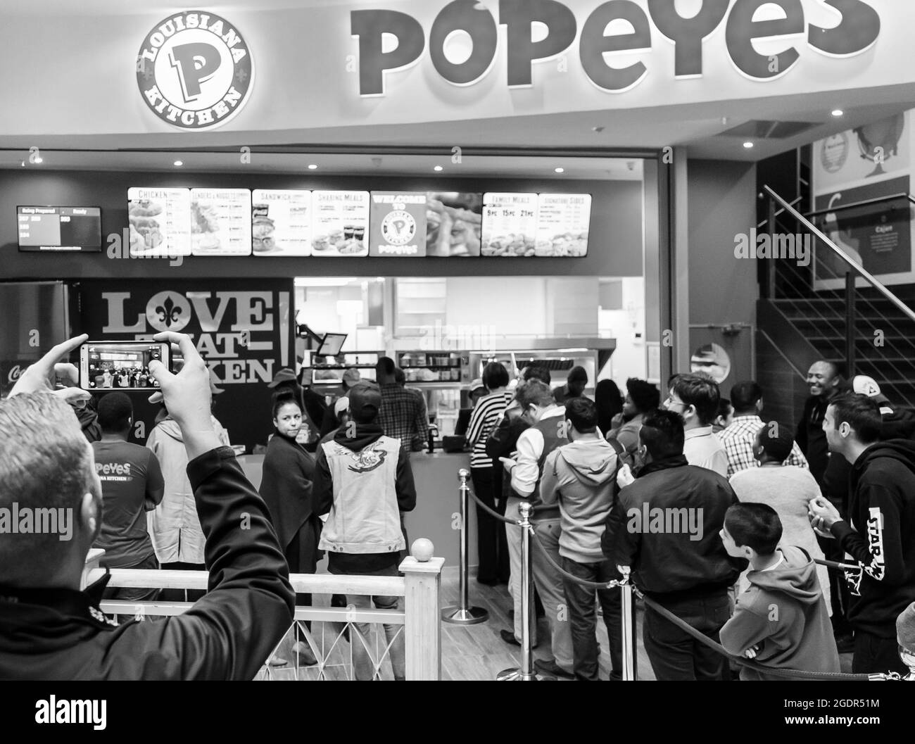 JOHANNESBURG, SÜDAFRIKA - 06. Jan 2021: Blick auf das Innere eines Popeyes Take-out-Fast-Food-Restaurants in Johannesburg Stockfoto