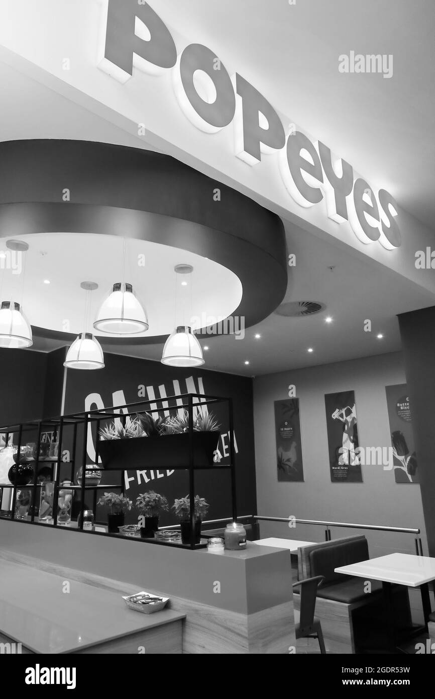 JOHANNESBURG, SÜDAFRIKA - 06. Jan 2021: Eine vertikale Aufnahme eines Innenraums eines Popeyes Take-Out-Fast-Food-Restaurants in Johannesburg Stockfoto