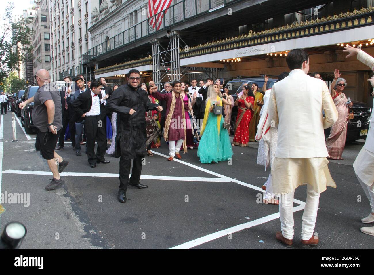 New York, USA. August 2021. (NEUE) indische Hochzeit in New York. 14. August 2021, New York, USA: Das Publikum erlebte eine interessante und aufregende indische Hochzeit im Pierre A Taj Hotel in der 61 Street mit der 5th Avenue in New York mit viel Musik, Tänzen und farbenfrohen indischen Outfits. Die Öffentlichkeit couldnÃ¢â‚¬â„¢nicht widerstehen, sondern zu erliegen, um die Feier, die eine Art von Art war. (Bild: © Niyi Fote/TheNEWS2 über ZUMA Press Wire) Stockfoto