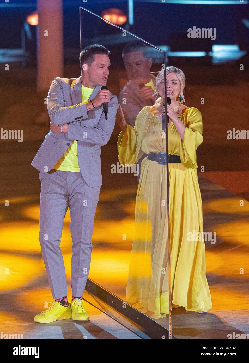 Gelsenkirchen, Deutschland. August 2021. Sängerin Eloy de Jong (l.) und Sängerin Beatrice Egli stehen auf der Bühne zur großen Schlager Strandparty zum 40. Geburtstag von Florian Silbereisen. Vor 30 Jahren, am 10. August 1991, begann seine TV-Karriere mit seinem ersten Fernsehauftritt. Am 4. August wurde Florian Silbereisen 40 Jahre alt. Sein Jubiläum und seinen Geburtstag feiert er mit einer ganz besonderen TV-Show: 'Die große Schlagerstrandparty zum Geburtstag'. Quelle: Guido Kirchner/dpa/Alamy Live News Stockfoto