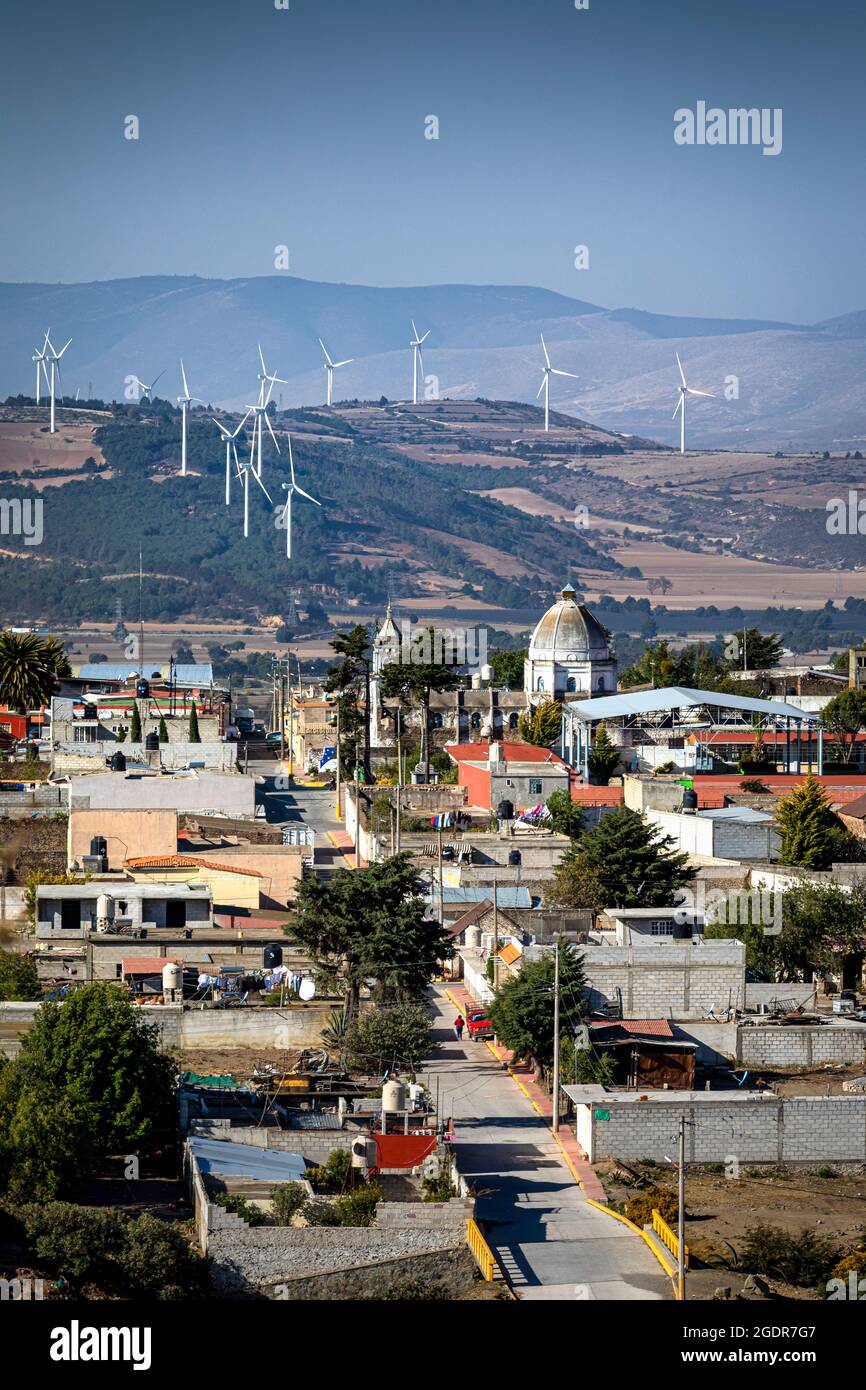 Windmaschinen bedecken die Hügel in der Nähe von Atzitzintla, Puebla, Mexiko. Stockfoto