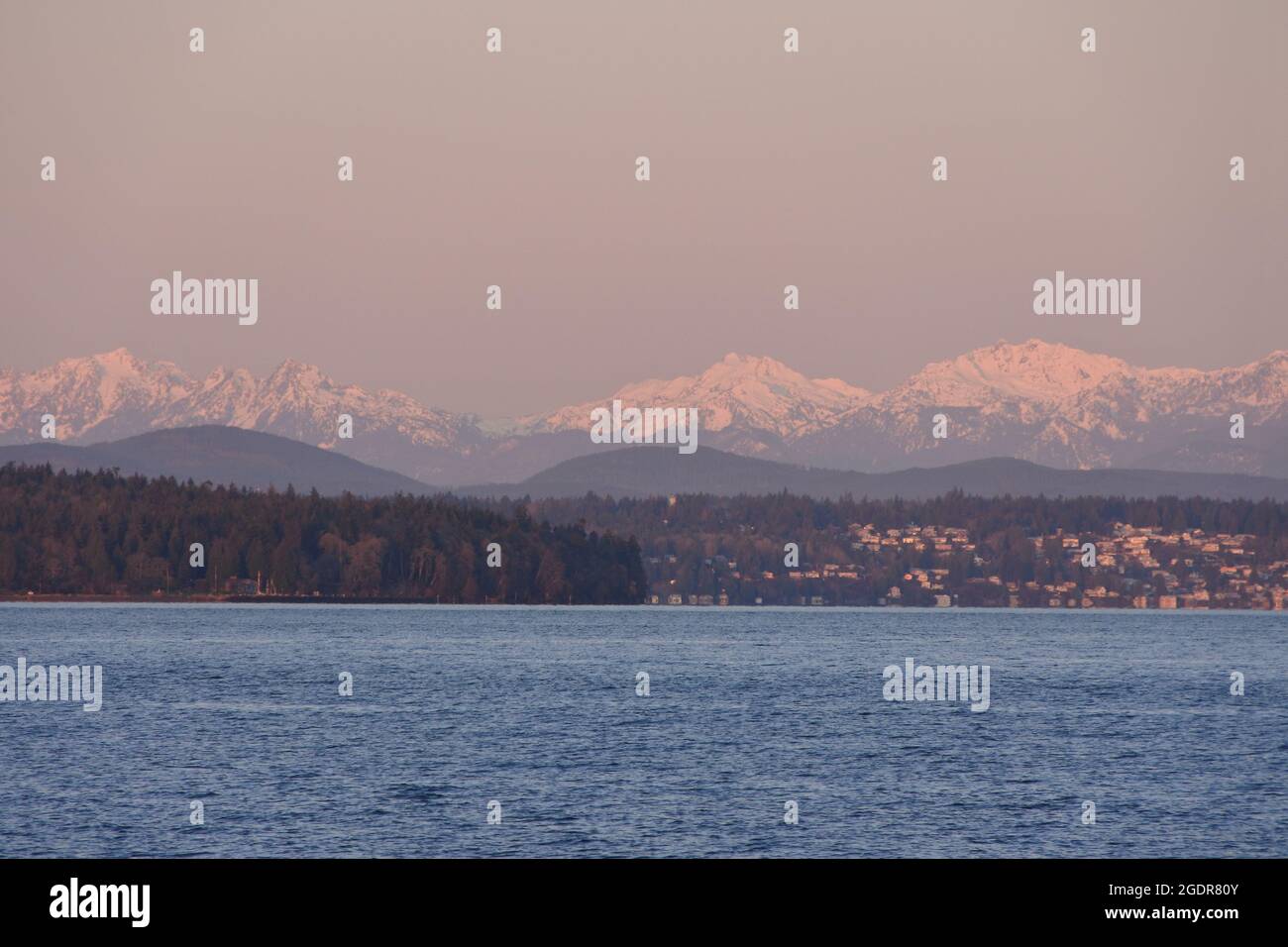 Ein Wintersonnenaufgang taucht die Olympischen Berge ins Licht. Stockfoto