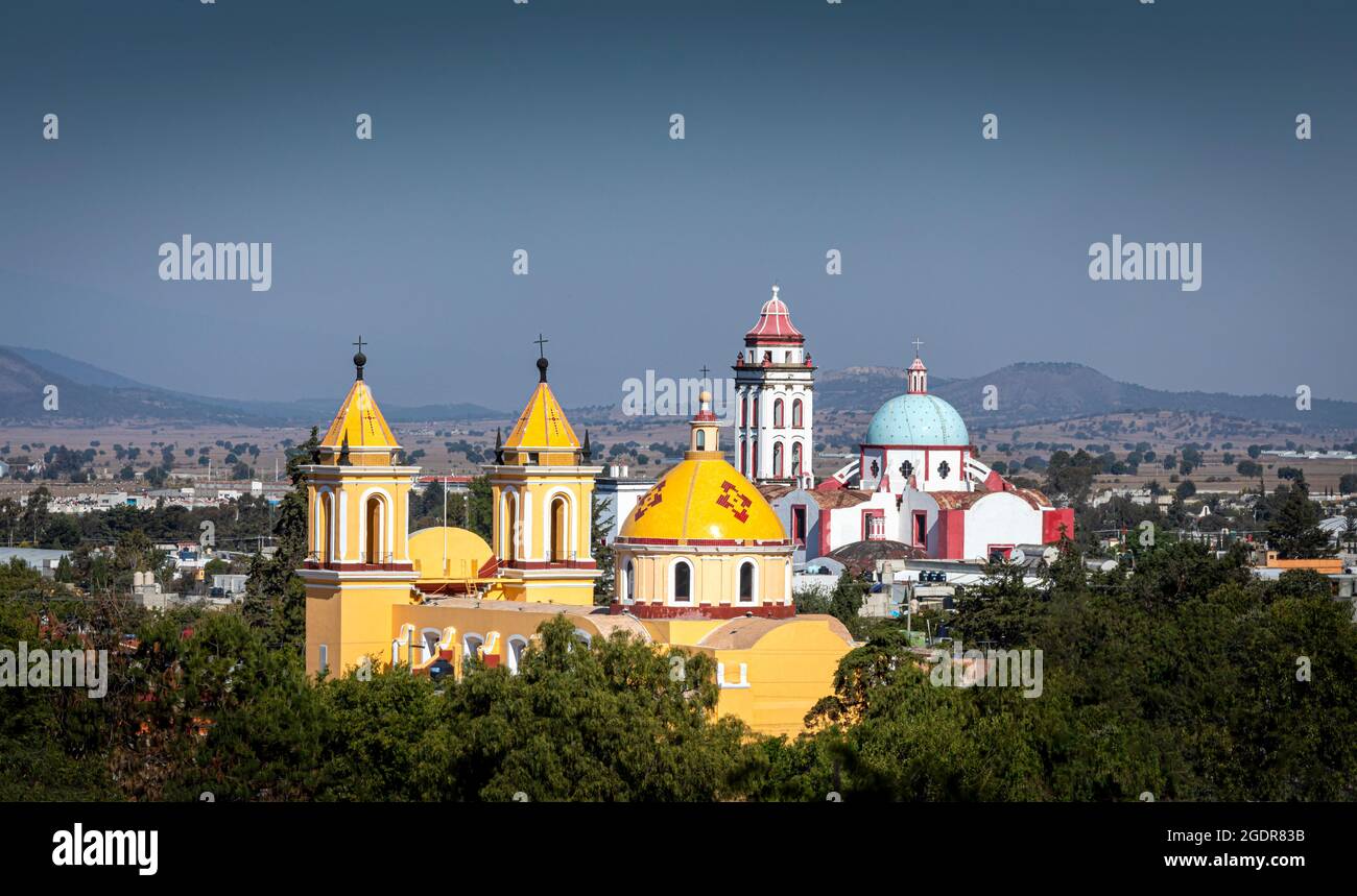 Die Kuppel der Kirche bildet die Skyline von Ciudad Cerdan in Puebla, Mexiko. Stockfoto