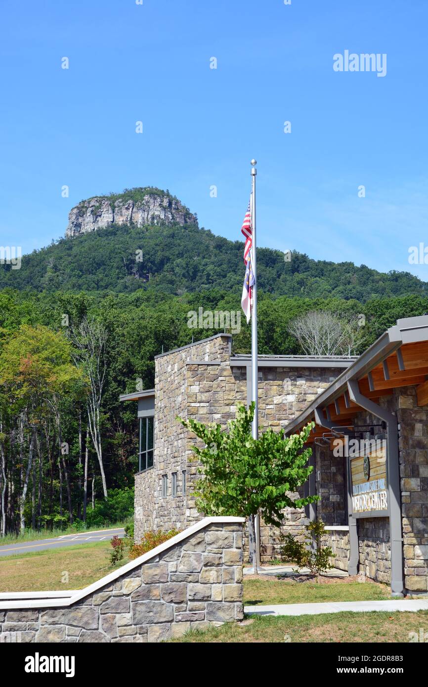 Die charakteristische Spitze des Pilot Mountain erhebt sich über dem neuen Besucherzentrum des Parks. Stockfoto
