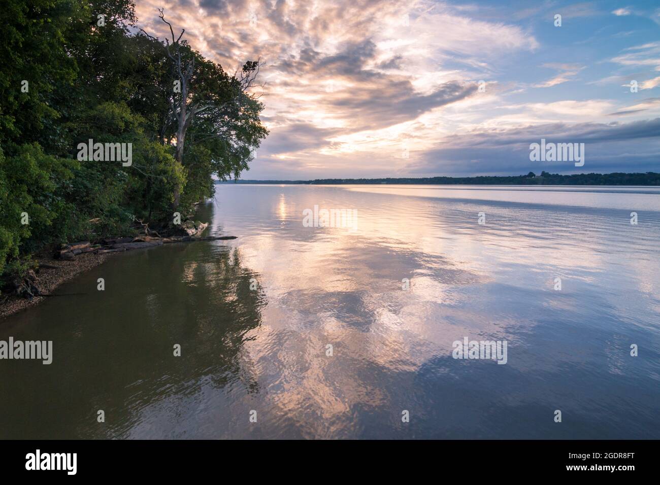 Ein friedlicher Potomac River spiegelt einen eindrucksvollen Sonnenuntergang im Spätsommer von der National Farm in Maryland wider Stockfoto