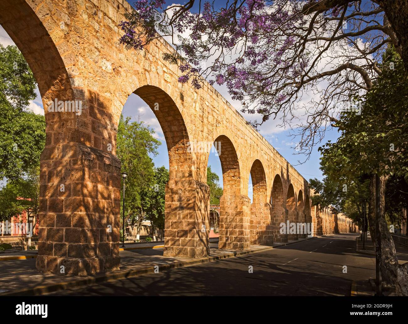 Das Aquädukt, ein Wahrzeichen der Kolonialstadt Morelia, Michoacan, Mexiko. Stockfoto