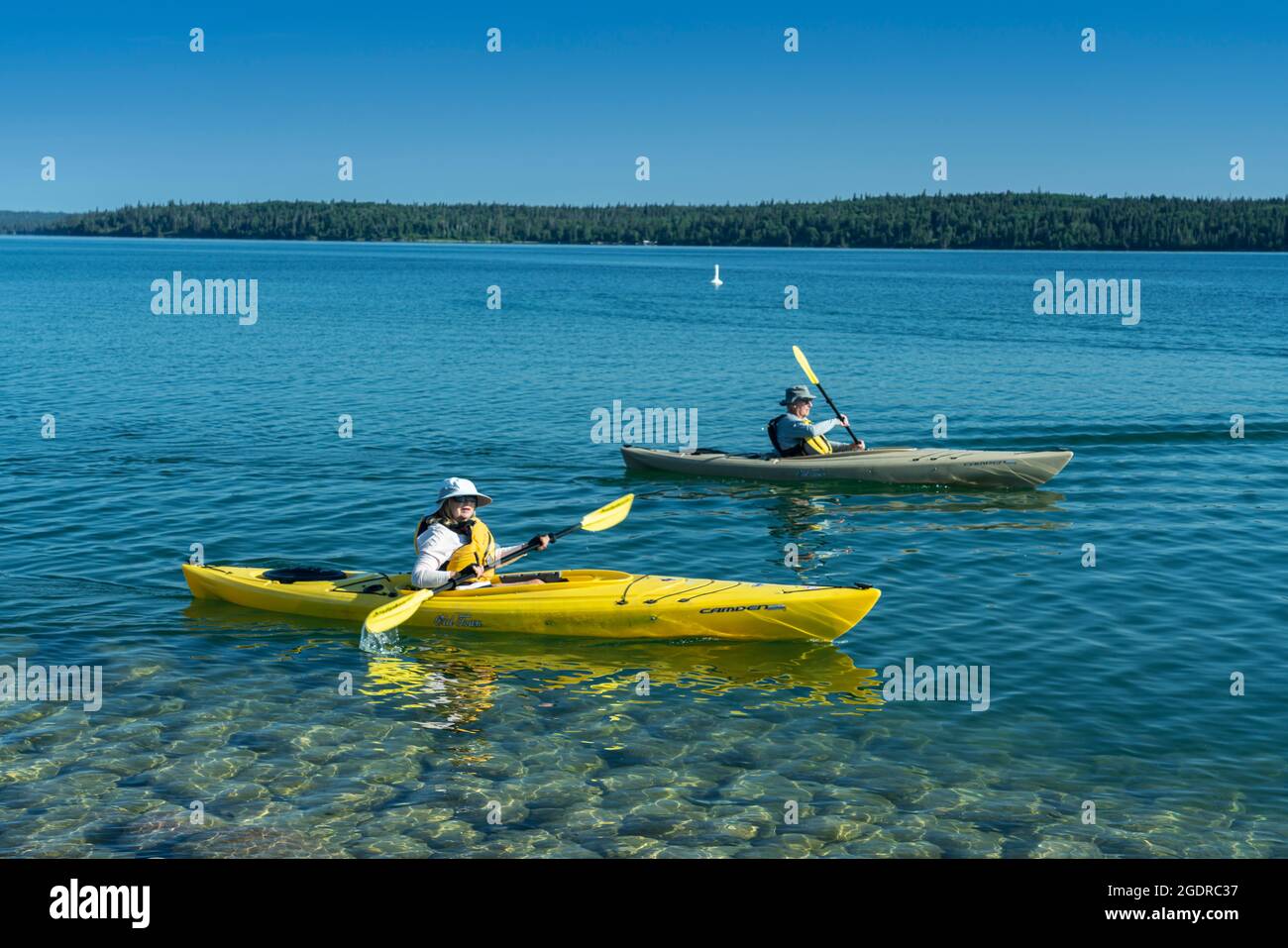 Ein älteres Paar, das auf Clear Lake, Riding Mountain National Park, Manitoba, Kanada, mit dem Kajak unterwegs ist. Stockfoto
