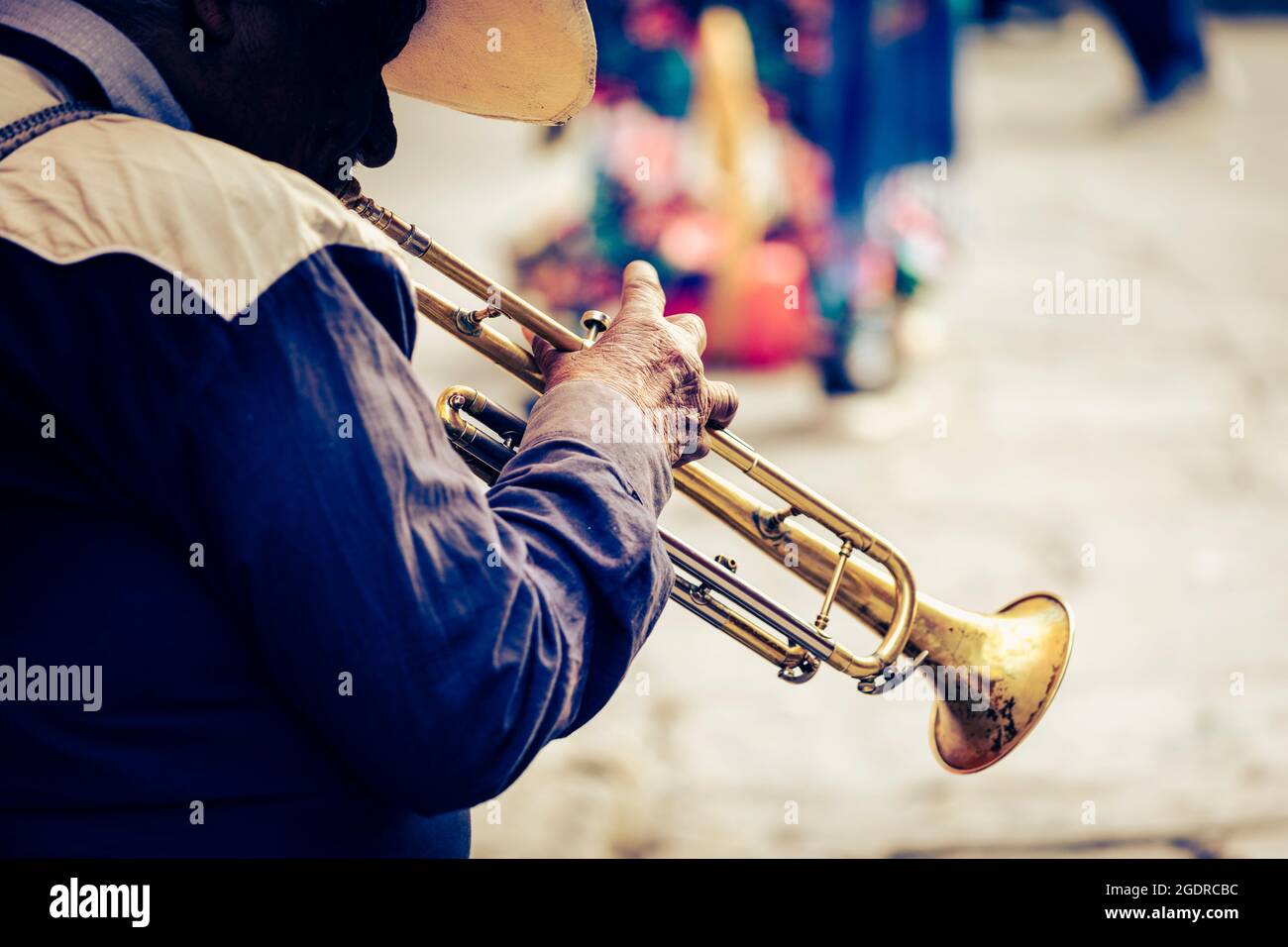 Ein Trompeter auf den Straßen von San Miguel de Allende, Mexiko. Stockfoto
