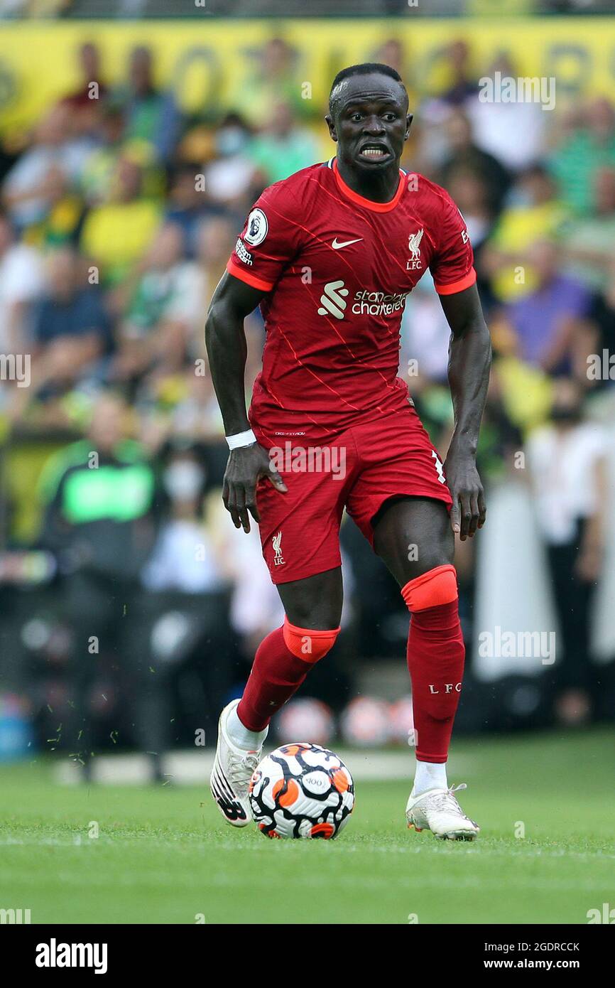 Norwich, Großbritannien. August 2021. Sadio Man von Liverpool läuft mit dem Ball während des Premier League-Spiels zwischen Norwich City und Liverpool in der Carrow Road am 14. August 2021 in Norwich, England. (Foto von Mick Kearns/phcimages.com) Credit: PHC Images/Alamy Live News Stockfoto